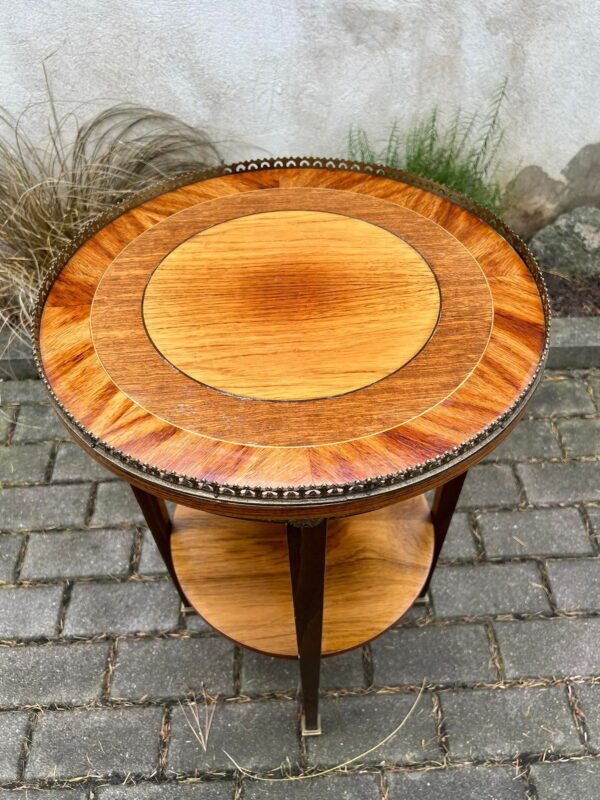 Staliukas, stovelis apvalus, puoštas bronza, tvirtas, antikvarinio stiliaus. Kaina 178