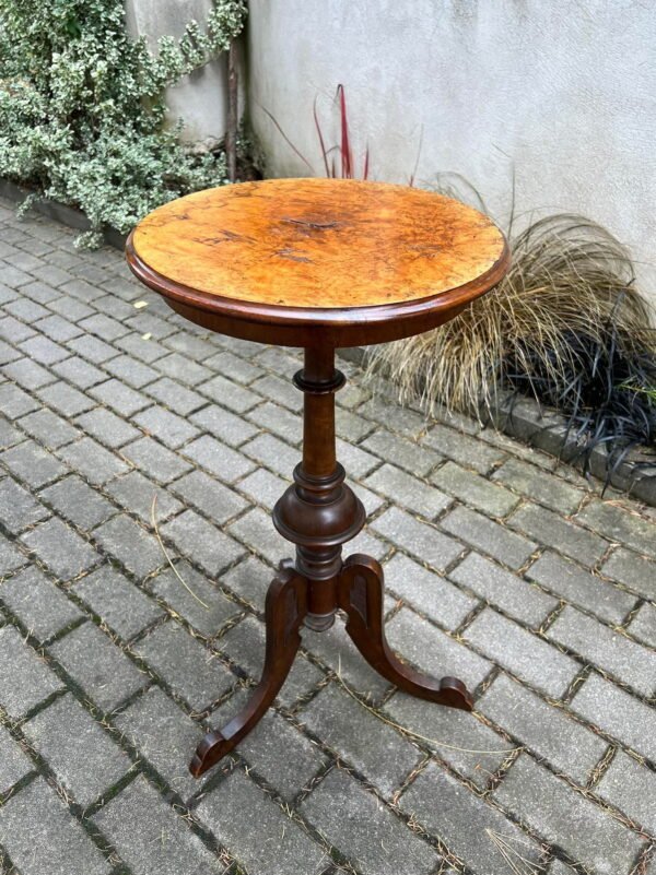 Stovelis, staliukas antikvarinis, tvirtas ir stabilus. Kaina 87