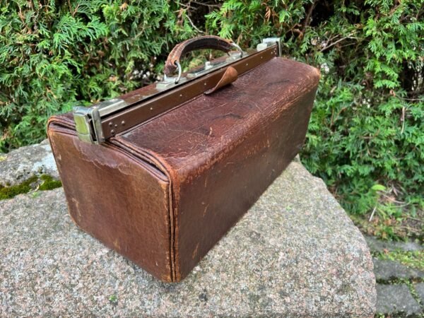 Lagaminas odinis daktaro, kelioninis, antikvarinis. Kaina 128