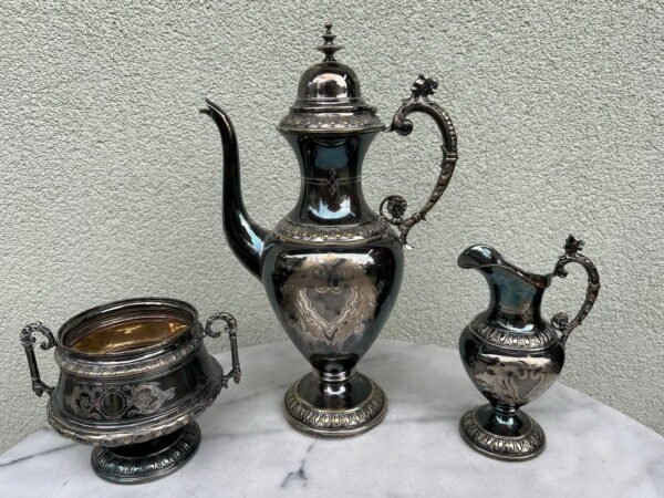 Komplektas antikvarinis, autorinis, sidabruotas cukrinė, kavinukas - arbatinukas, grietinėlės- pieno indas. Kaina 88