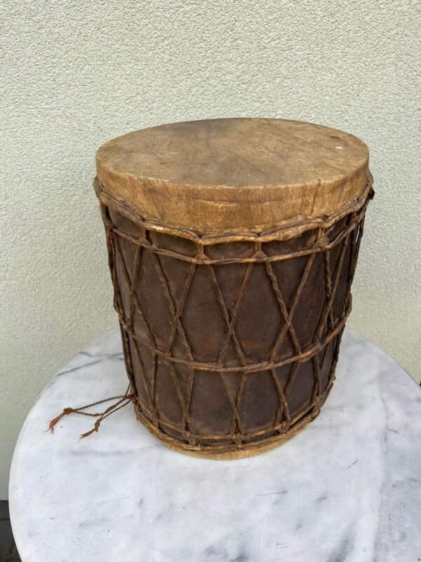 Būgnas antikvarinis, didelis, skardinis, aptemptas gyvulio oda. Prancūzija. Kaina 158