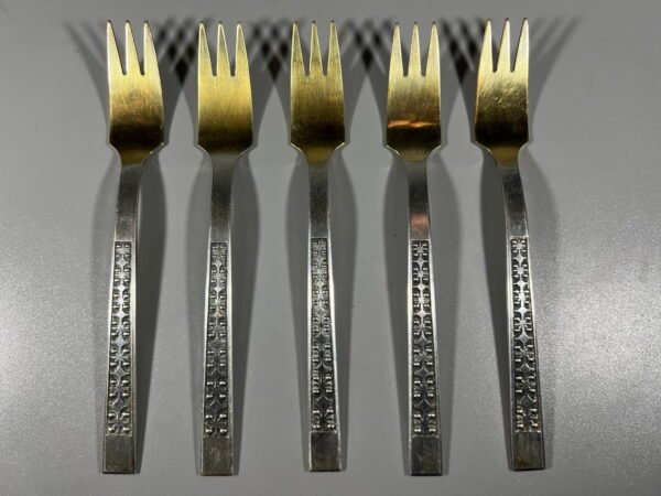 Šakutės desertinės, sidabrinės, antikvarinės tarybinių laikų. Praba 916. 5 vnt. Viso svoris 109 g. Kaina 258 už visas.