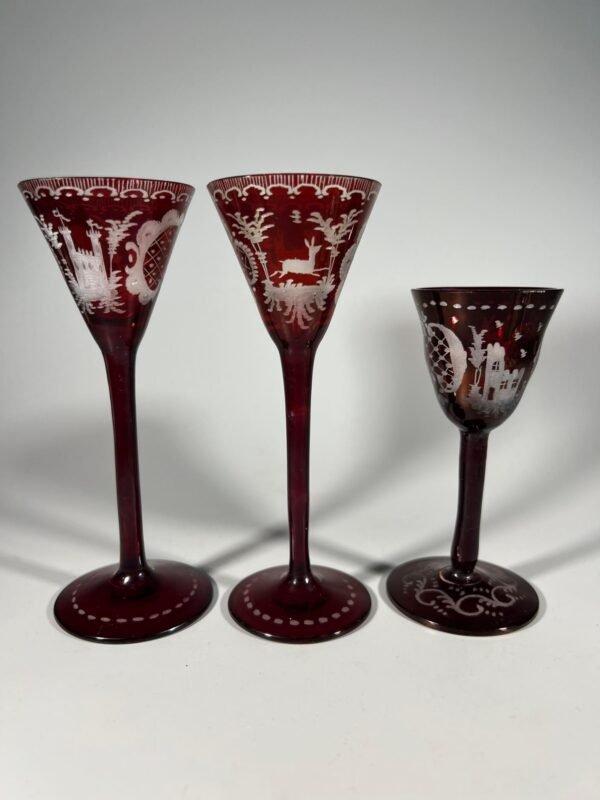 Taurelės antikvarinės, raudono, raižyto stiklo. Bohemia. 3 vnt. Talpa po 40 ml. Kaina po 26