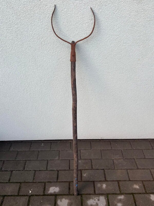 Įrankis antikvarinis puodui iš krosnies paimti. Kaina 26