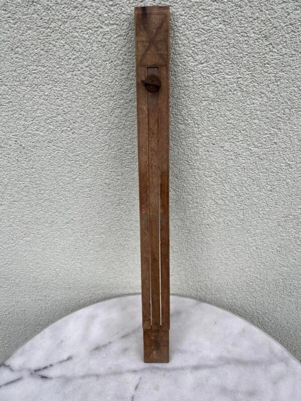 Medinis įtaisas, drožinėtas, lietuviškas, antikvarinis. Kaina 23