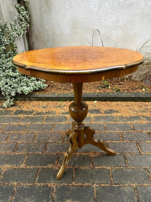 Staliukas stovelis ovalus, antikvarinis, tvirtas, nedidelis kavos staliukas. Kaina 78