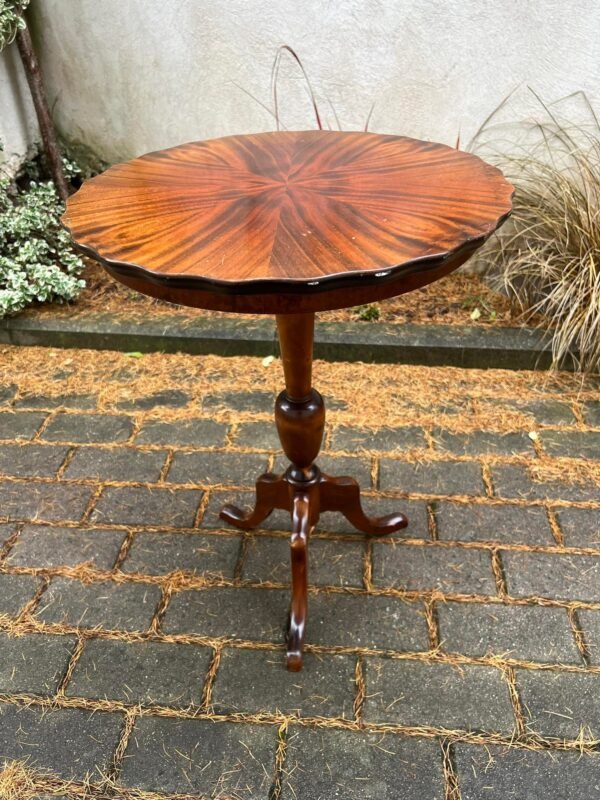 Staliukas stovelis apvalus, antikvarinis, tvirtas, nedidelis kavos staliukas. Kaina 78