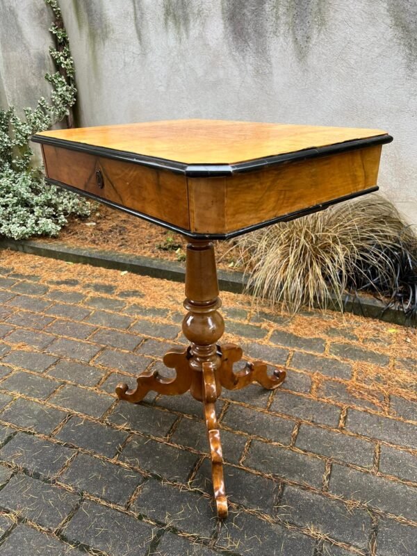 Staliukas, stovelis ant vienos kojos su stalčiumi, ypatingu stalviršiu, tvirtas, antikvarinis. Kaina 158