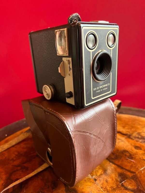 Fotoaparatas antikvarinis Six-20 Brownie Model D, Made by Kodak originaliame dėkle. 1946-1957 m. Kaina 53