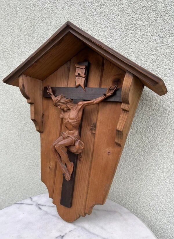 Nukryžiuotasis koplytėlėje, Kristaus figūra, Krucifiksas. Medinis. Kaina 93