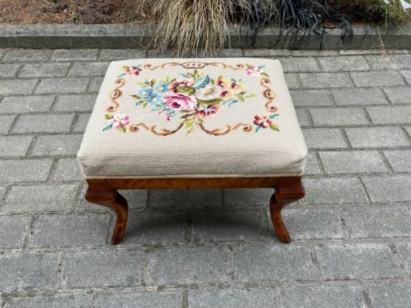 Suolelis žemas, mažas pufas, pakojis, antikvarinis, Kaina 88