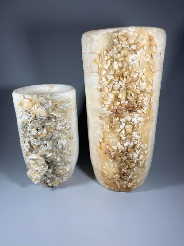 Vazos, vazelės alebastro antikvarinės Alabastro Enia Cintruenigo. Made in Spain.  Aukštis 16 ir 23 cm. Kaina 48 ir 58