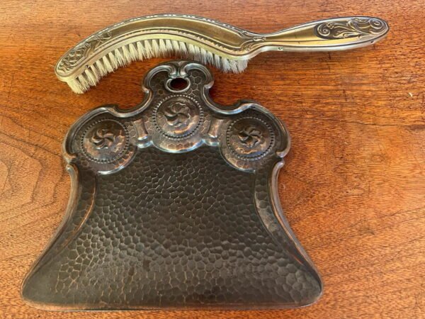 Trupinių šluotelė ir samtelis Art Nouveau, Jugendstil stiliaus, antikvariniai. Kaina šluotelės 26, samtelio 18