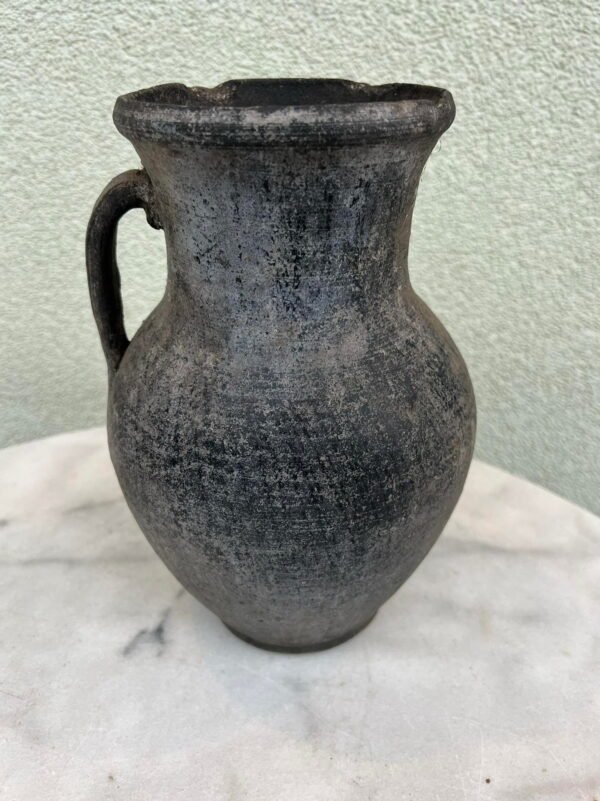 Ąsotis molinis, keraminis, juodo molio antikvarinis su skyle šone. Aukštis 25 cm. Kaina 38