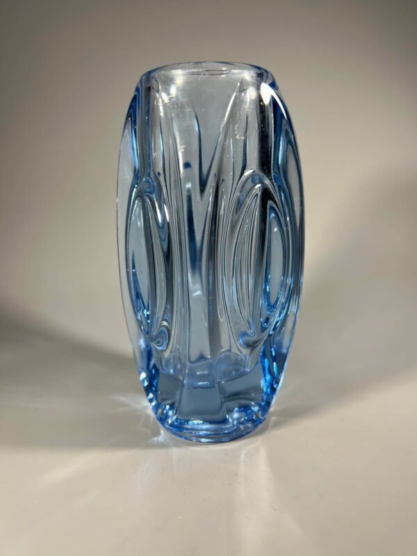 Vazelė, vaza mėlyno, presuoto stiklo, skandinaviška. Kaina 32