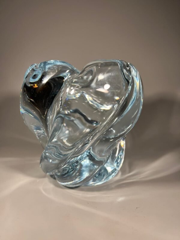 Vaza storo presuoto stiklo, Mid-century modern stiliaus. Autorinė. Svoris 1,7 kg. Kaina 52