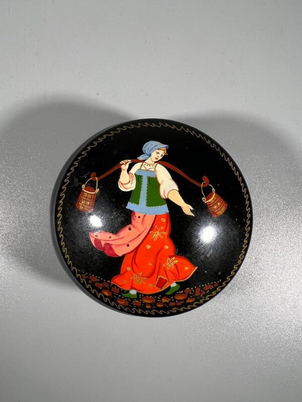 Dėžutė Vandens nešėja, tapyta, metalinė, rusiška, sovietinė, tarybinių laikų. Kaina 23