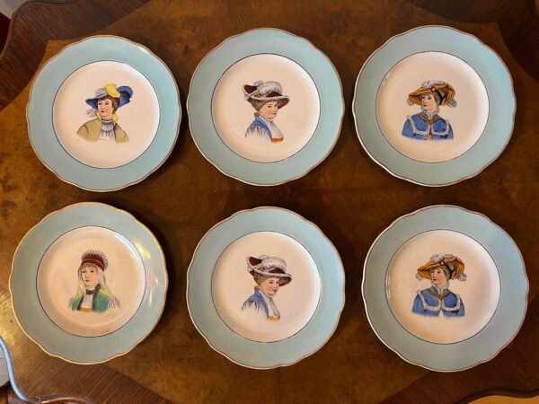 Lėkštės antikvarinės su damų atvaizdais. 6 vnt. Skersmuo 17 cm. Kaina 63 už visas.