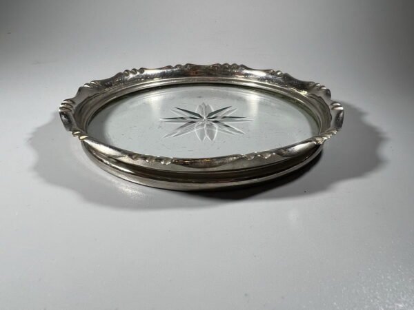 Padėklas nedidelis, stiklinis metaliniu apvadu, antikvarinis, Art Deco stiliaus. Kaina 18