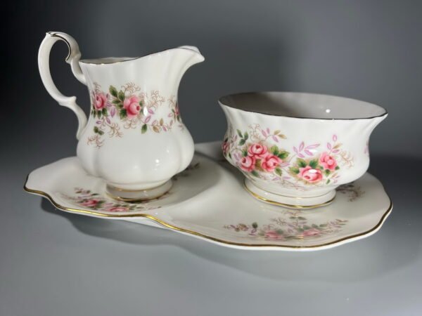 Komplektas 3 dalių porcelianinis Levander Rose. Royal Albert. Made in England. Kaina 38 už komplektą arba po 18 už vnt.