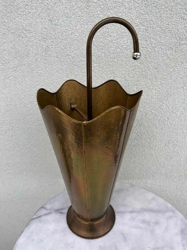 Skėtinė žalvarinė, vintažinė, tvirta. Kaina 87