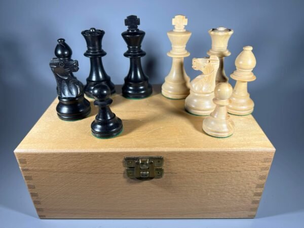 Šachmatai mediniai, medinėje dėžutėje, vintažiniai. Vokietija. Kaina 53
