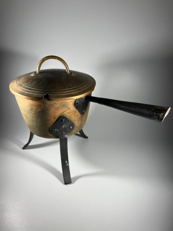 Puodas trikojis, antikvarinis, kaltinis. Tinkamas naudojimui. Kaina 48