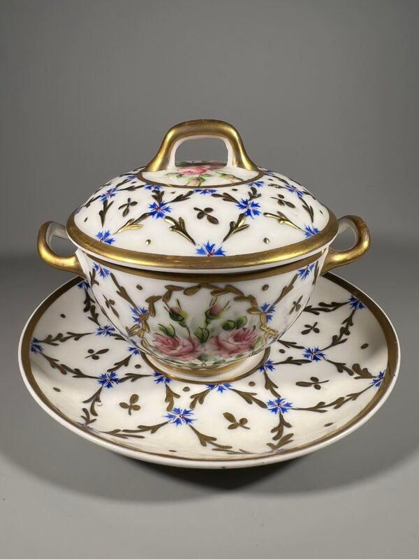 Indas su dangčiu bei lėkštute porcelianinis, antikvarinis, tapytas, auksuotas LIMOGES FRANCE. Kaina 73