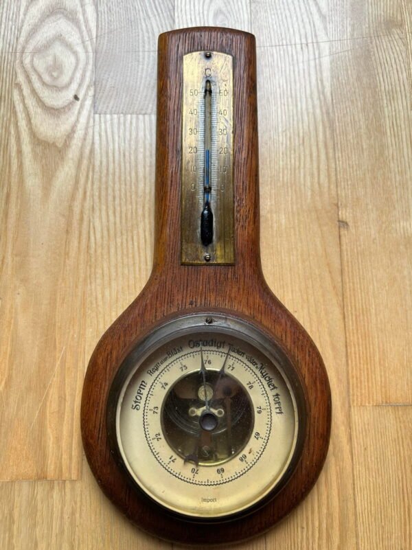 Barometras, termometras antikvarinis, medinis, ąžuoliniu korpusu. Veikiantis. Kaina 48