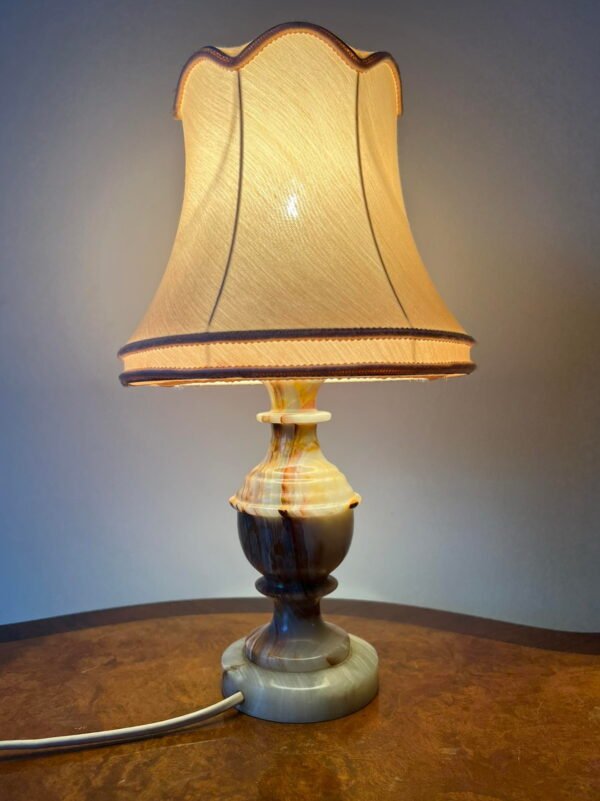 Šviestuvas stalinis, naktinė lempa su oniksu, vintažinė. Aukštis 36 cm. Kaina 43
