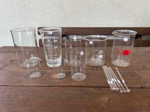 Menzūros, stiklinės, indai laboratoriniai, medicininiai. PARDUOTA: antras didžiausias graduotas indas ir priekyje du maži. Kaina po 8