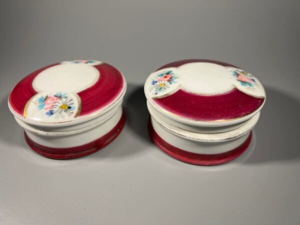 Dėžutės porcelianinės, antikvarinės. 2 vnt. Kaina po 13