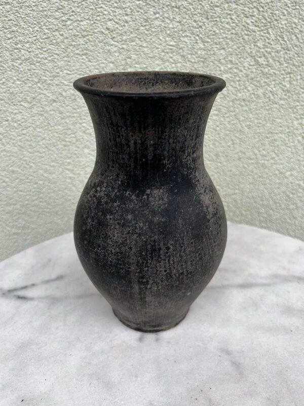 Puodynė molinė, keraminė, juodo molio antikvarinė, liaudiška. Aukštis 23,5 cm. Kaina 58