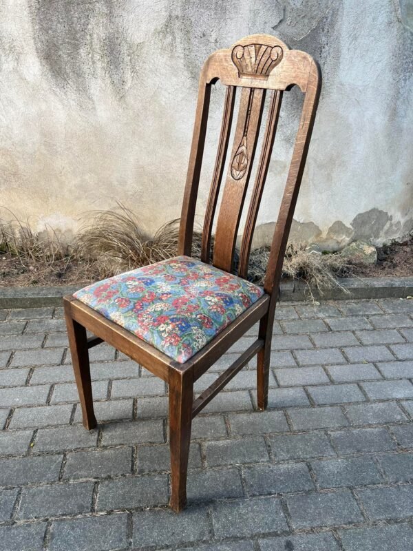 Kėdė antikvarinė, ažuolinė, puošta raižiniais. Kaina 63