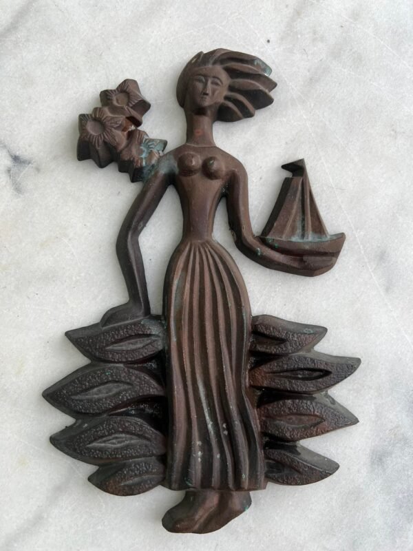 Bareljefas Moteris su laiveliu. Variuotas aliuminis, Kaina 22