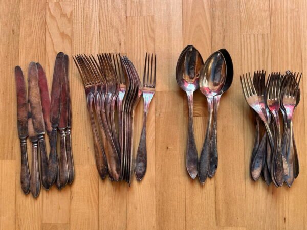 Stalo įrankiai sidabruoti, antikvariniai. Nevalyti. Viso 39 vnt. Kaina 53 už visus.