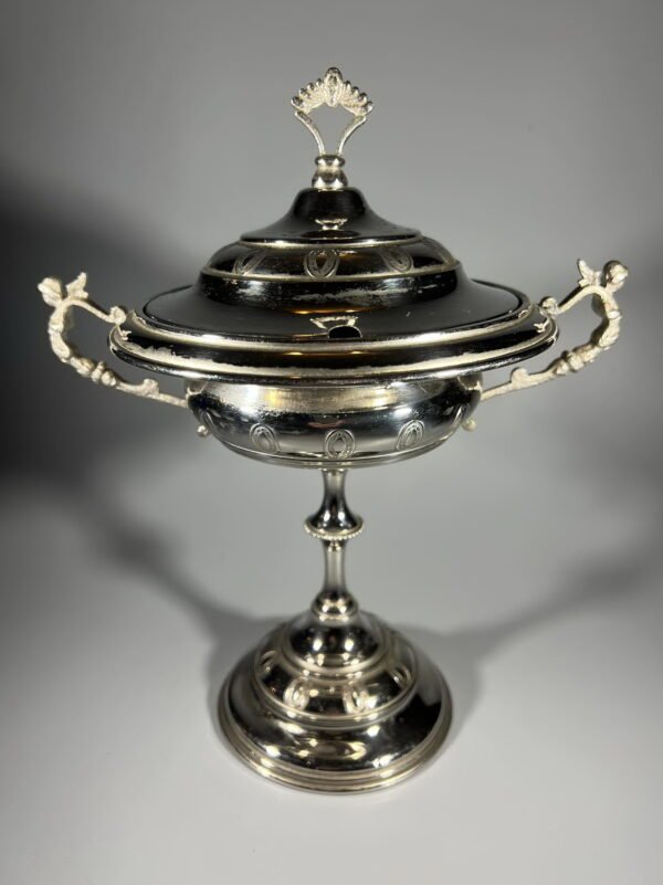 Cukrinė ant kojelės, antikvarinės, angelų formos rankenėlėmis. O. H. Lagerstedt A.-B. Eskilstuna, sidabruota. Kaina 38