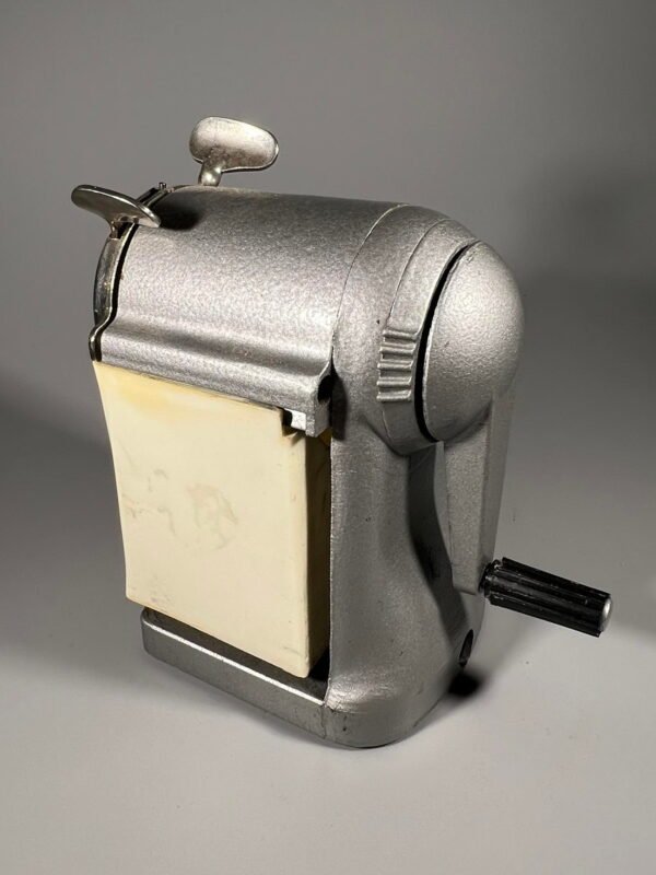 Drožtukas pieštukams mechaninis, ketaus, špižinis sovietinis, tarybinių laikų. Veikiantis. Kaina 43