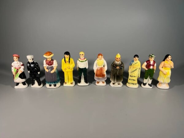 Statulėlės porcelianinės. Japonija. 15 vnt. Parduota 6 eilėje. Kaina 16 už visas.