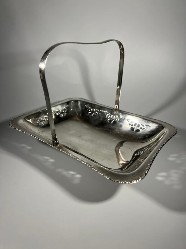 Indas, padėklas su rankena antikvarinis. Kaina 33