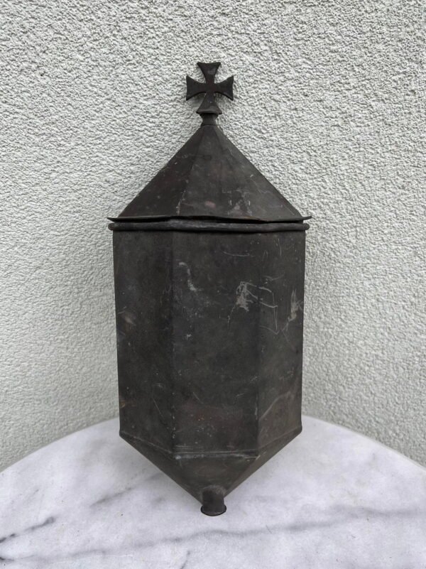 Indas vandeniui puoštas kryžiumi, antikvarinis, žalvarinis. Tinkamas naudojimui. Kaina 87