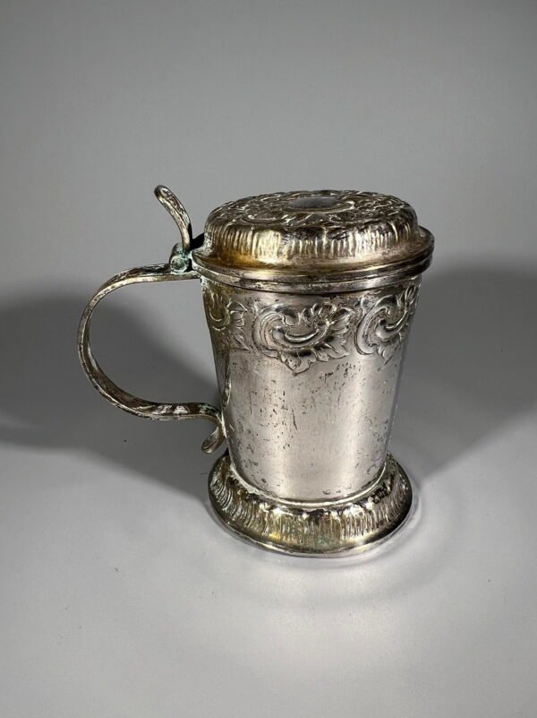 Indas su dangčiu nedidelis, sidabruotas. Kaina 13