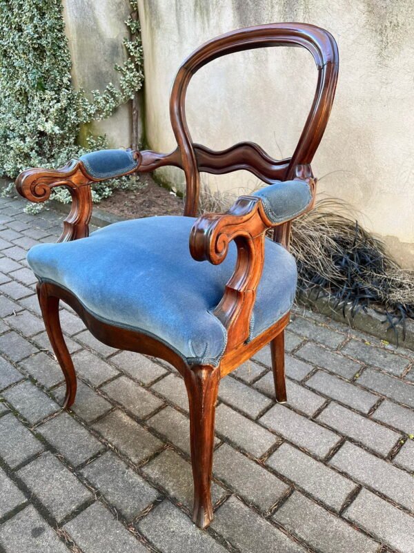 Krėslas antikvarinis, tvirtas, restauruotas, su varinėmis spyruoklėmis, kėdė su porankiais. Tvirtas. Kaina 197