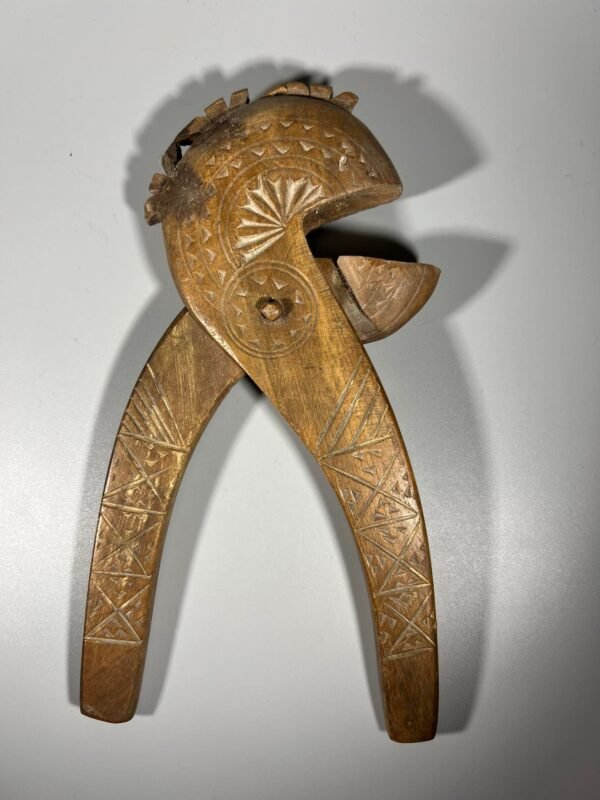 Riešutų gliaudyklė medinė, drožinėta. Kaina 28