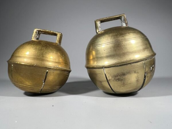 Žvanguliai, varpeliai apvalūs, pakabinami, antikvariniai. Aukštis 9 ir 7 cm. Kaina po 28