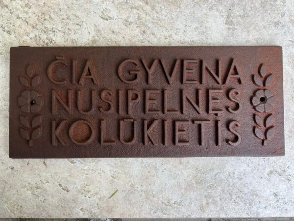 Iškaba, lentelė špižinė, ketaus ČIA GYVENA NUSIPELNĘS KOLŪKIETIS. Svoris 5 kg. Kaina 73