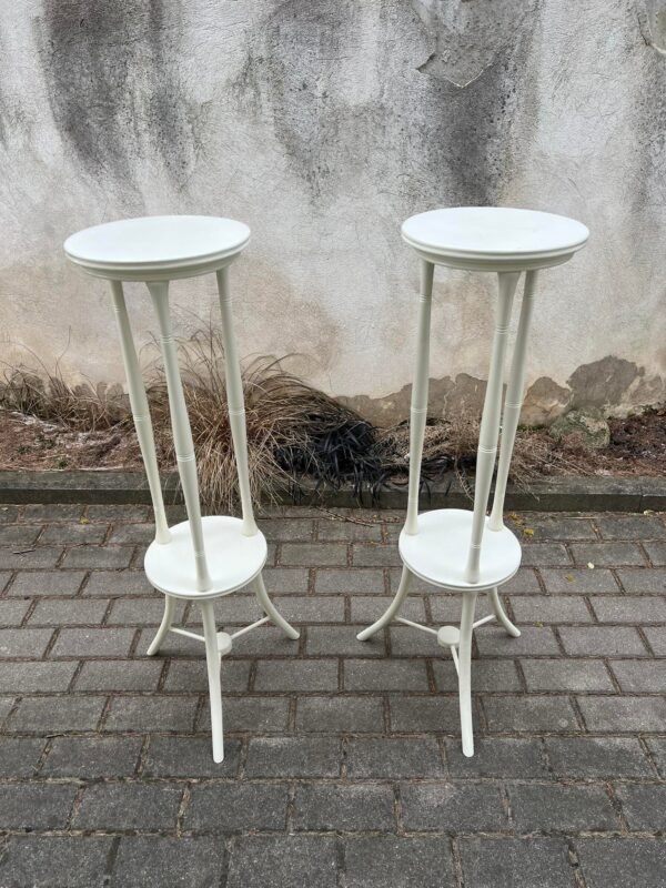 Stoveliai mediniai, baltos spalvos, tvirti ir stabilūs, staliukai. Kaina po 83
