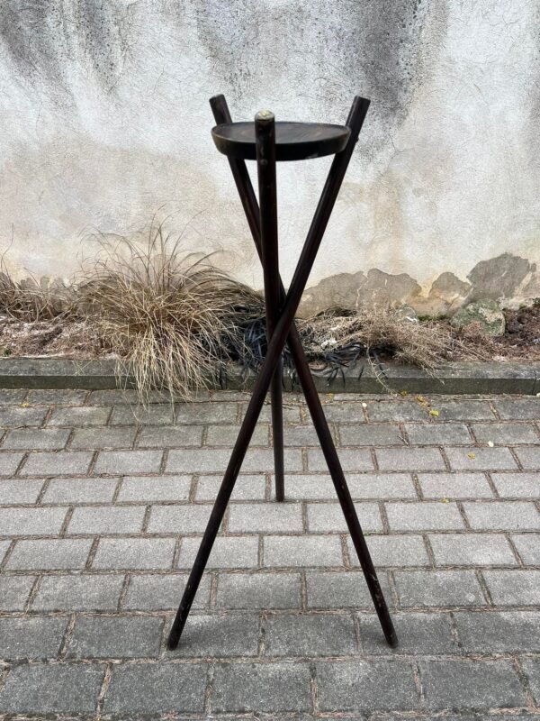 Stovelis antikvarinis, trikojis puoštas žalvariu, staliukas. Tvirtas ir stabilus. Kaina 73