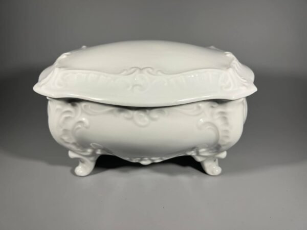 Dėžutė porcelianinė Ilmenau. Vokietija. Kaina 43