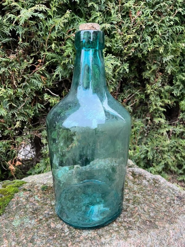 Butelis antikvarinis, tarpukario, lietuviškas, storo stiklo. Rastas Kaune. Kaina 53